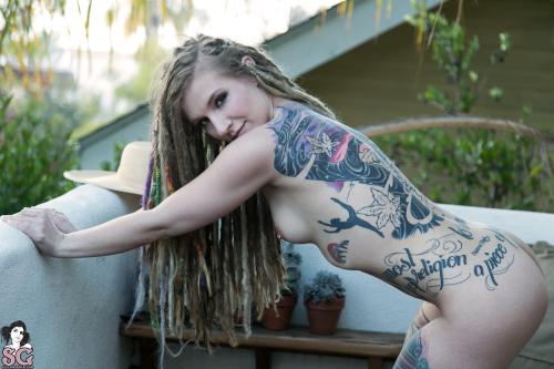 inked-girls-all-day:  Damsel Suicide