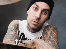 guysexting:  Travis Barker, single father