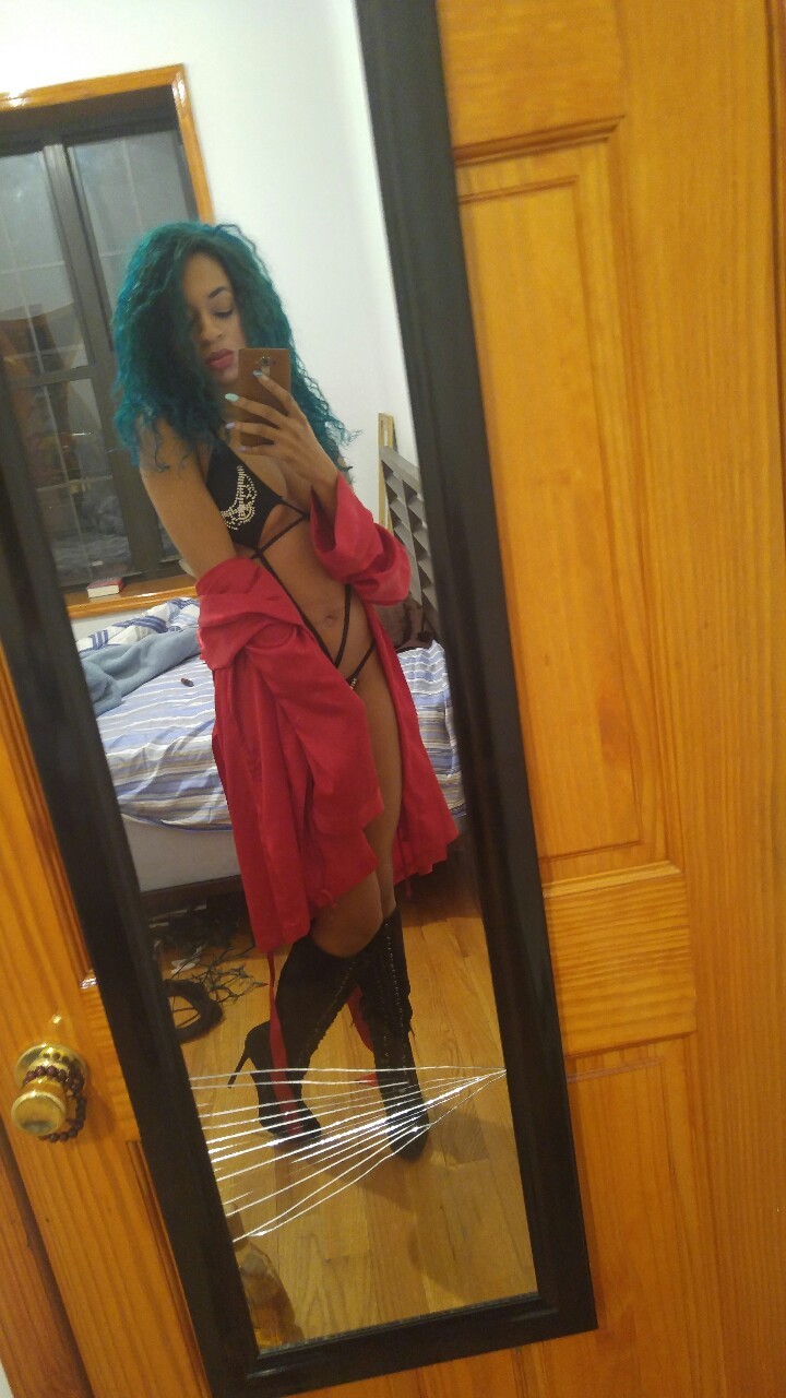 woodmeat:  bae-stop-playin:iverbz:billiehollibae:Who let me drink.?excuse me miss