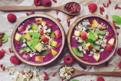 amillionbillionmiles:     Dream with the dreamers // Hemp protein smoothie bowls  http://amillionmiless.com/2014/10/dream-with-the-dreamers/  