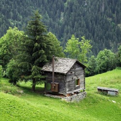 utwo:  Tiny Cabin  Swiss Alps, Sarreyer hillside © Lionel Henroid