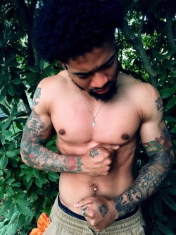 xgmk:  I loveeee black men with tattoos😍