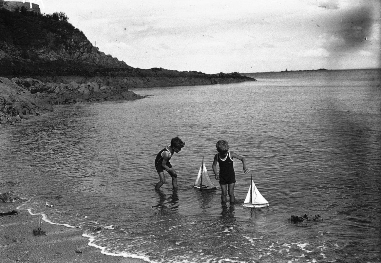 kecobe:   Scènes enfantines de plage = Scenes of Children at the Beach Photographs