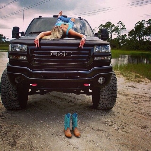 acountrygirlblog: That truck though… Hottest Country Girls More girls at countrygirlsbikini.tumblr