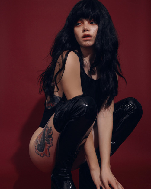 socialpsychopathblr:  Zoe Elyse