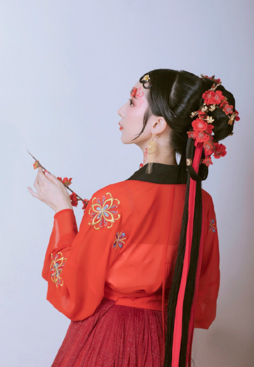 changan-moon:梅花妖 by 司音儿 Traditional Chinese Hanfu - Theme: Plum Blossom Spirit.