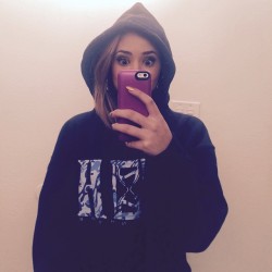 villegas-news:  realronniebanks: Baby girl love to rock my hoodies 😍