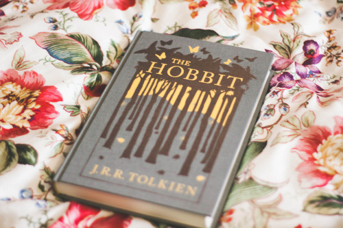 nineteenoone: Closeup/Detail shots of my Lord of the Rings + Hobbit box set books.