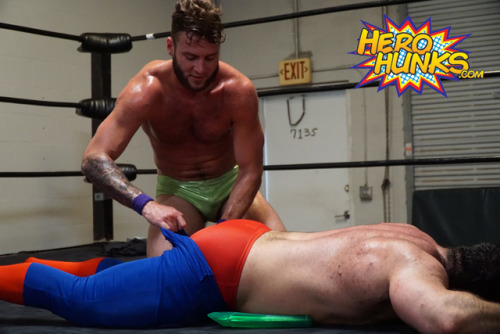 supermanbound: Herohunks.com: Ryan Zivens, Zach AltovitoSuperman (Zach Altovito) agrees to a “