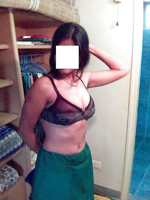 desiaunties4you:  Sexy but non-nude photos of Arpitha, desi housewife