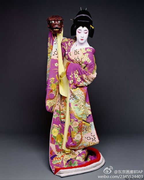 Shunkyō Kagami Jishi, or simply Kagami Jishi (‘Mirror Lionʼ) is a dance play (shosagoto) telling a s