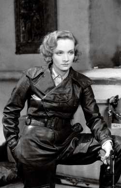 lilipopeline-thegirlwiththecurls:  Marlene DietrichDishonored, Josef von Sternberg (1931).  