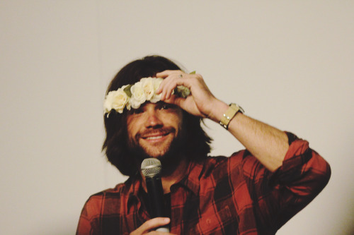 freckles-and-wings: “what’s a flower crown, how am i supposed to wear it? i look like je