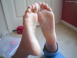 toe-tastic:  Wanna see more then the soles