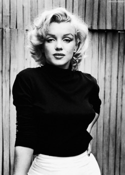 antonioloveuniverse:   weneedart:  Marilyn Monroe, a genius?!  A BEATIFUL SOUL, FRAIL BIRD OF AMERICA 