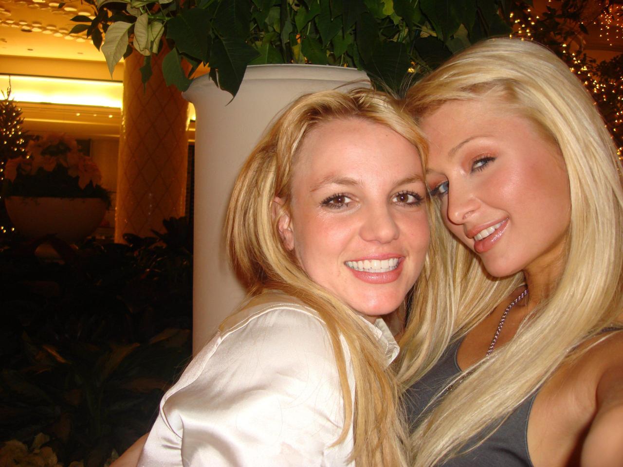 littlehookerofgaga:     Britney Spears partying with Paris Hilton at Tao in Las Vegas