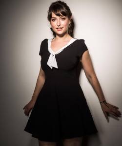 gewelmaker:  Milana Vayntrub Posed