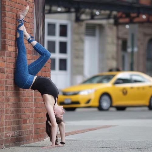 #yogapose by @trendyandbendy #yogagirl #yoga #yogi #yogalover #fitgirls #handstand #yogaeveryday #yo