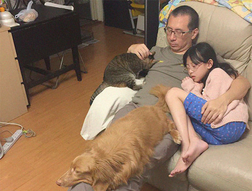 catsbeaversandducks: Father, Daughter And Pets Take The Same Photo For 10 Years Via Bored Panda 