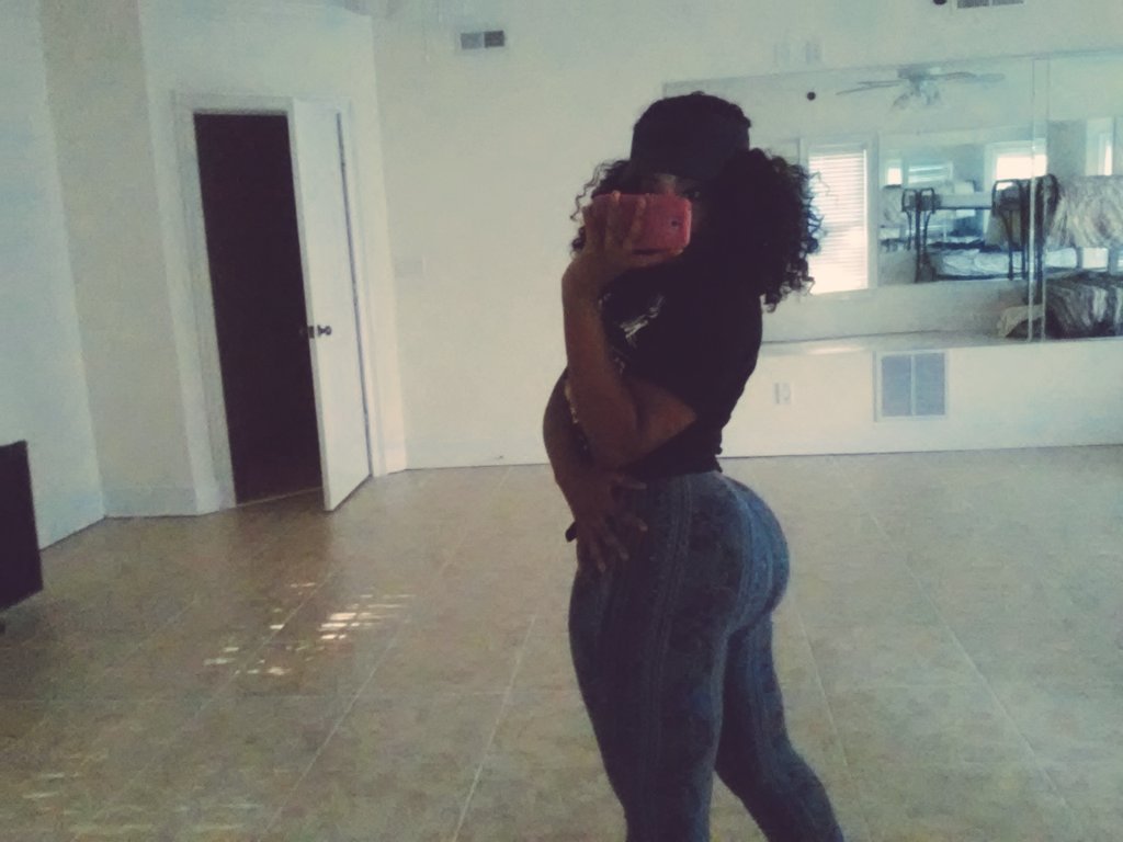 magicalcooch:  A real natural fat ass.🌸😜
