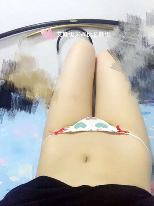 cz101600: 骚女票新买的系带小内裤 有没有想要拿走的 要沾满骚狗的淫水，把小裤裤塞嘴里，边塞边肏这母狗淫贱的阴道！