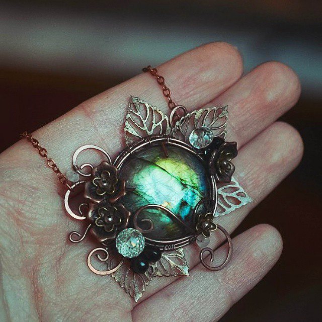 beautycreek:  Labradorite pendant with praseolite and czech glass.  
