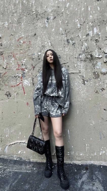 vivianefashion:JISOO (BLACKPINK) - Street Fashion   By V.F. Keep reading