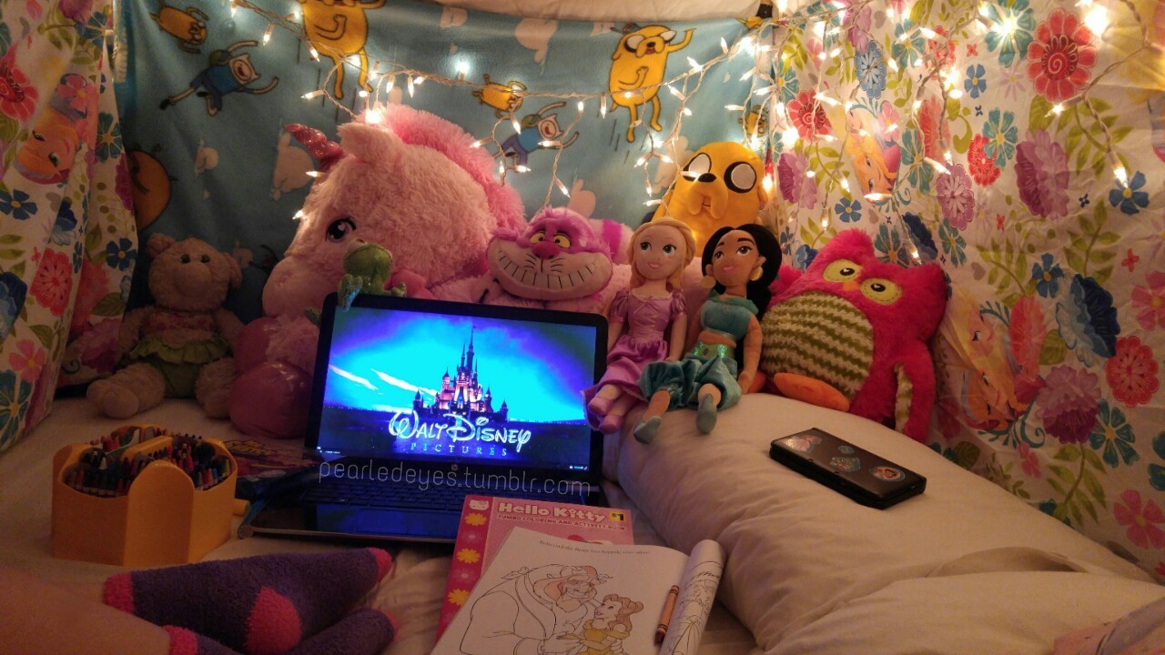 pearledeyes:  I made a blanket fort fit for a princess👑 🌸Didn’t I do such