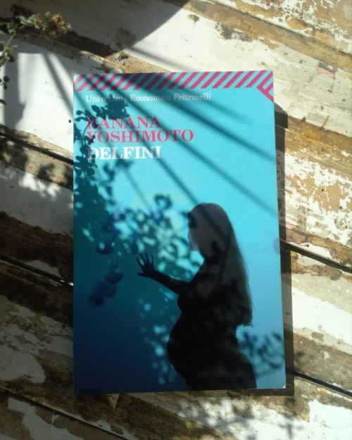 Iniziato da qualche giorno, “Delfini” di Banana Yoshimoto. Sembra carino delicato e scorrevole.“La 