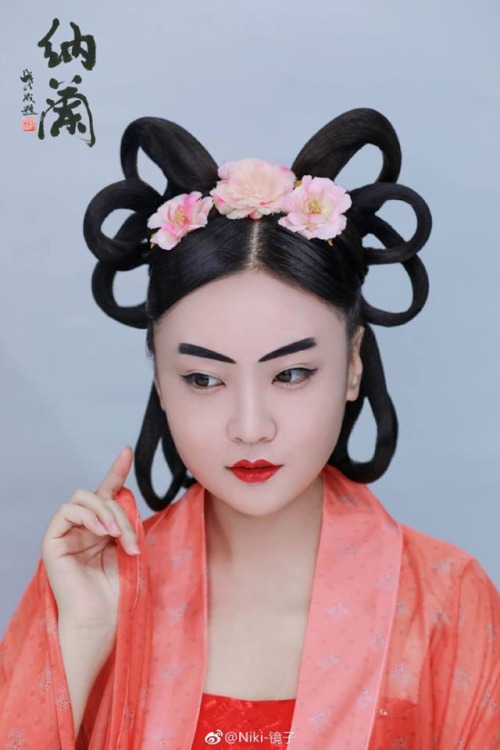 Recreation of traditional Chinese Hanfu, hairstyles, and makeup based on historical paintings.