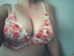 cherryredtoes:  Roses and boobs….🌹