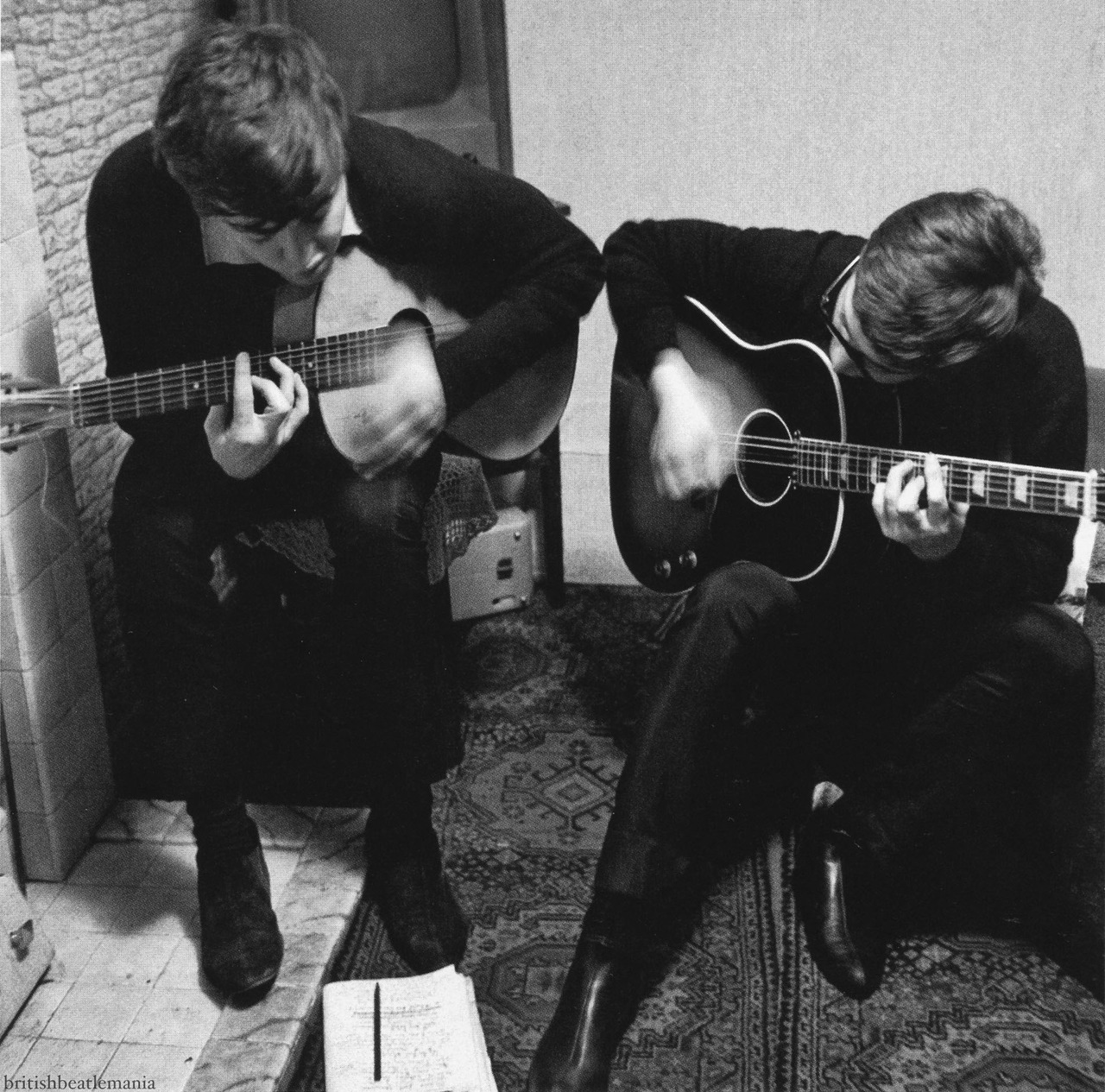 soundsof71:  austinkleon:   Paul McCartney and John Lennon writing “I Saw Her Standing