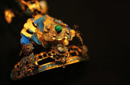 Traditional chinese jewellry, diancui点翠. photo by 动脉影.These are old jewels in museums so they were m