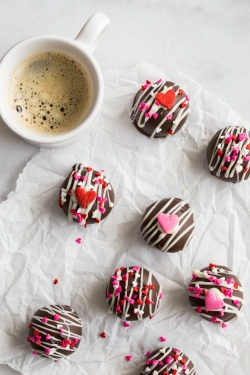 fullcravings:Berry Oreo Cookie Balls