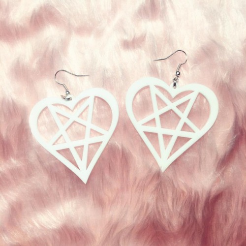 ⭐️ MAGICAL BABE EARRINGS ⭐️ Our laser-cut acrylic heart pentagram earrings are available in silver, 