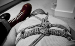 tskinboot:  Plain ropes, Cherry boots…interesting combination ;-) 