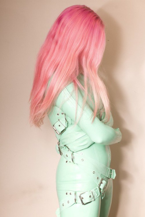 The pink hair combined with the pastel green (mint) latex catch it is so wrong it nearly hurts my ey