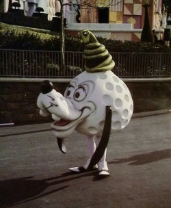 wedway: the-disney-elite:  WTF Disney: Disneyland’s ‘Goof Ball’ walk-around character, 1993. (As if the whole thing weren’t creepy enough, why is his hat a snake?!)  Y tho?? 