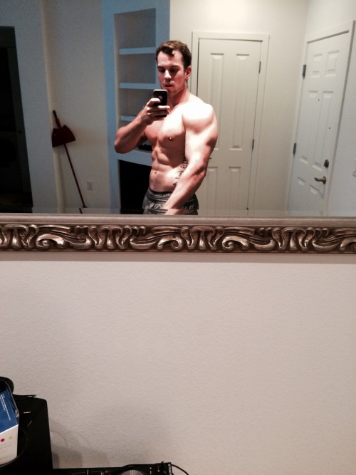 bouldershoulderguy:  Feeling big and bulky 😈