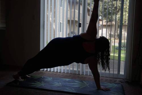 Day 12 Side plank  @biggalyoga @crazycurvy_yoga @suffocatinglove0 @liforme @yogaleticswear @breeze_a