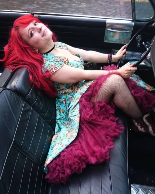 I accidentally became a pinup model in a pink cadillac in front of @nostalgieshop_hh#ootd #pinupstyl