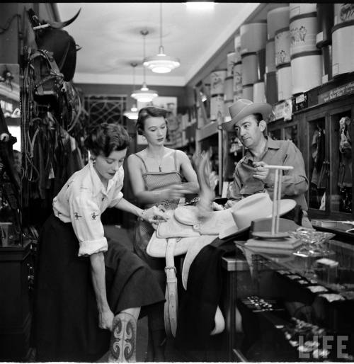 French models, Bettina and Sophie Malgat, come to America(Gordon Parks. 1950)