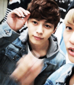 jessicajuns-blog-deactivated202:  Hongbin being adorable in the background. 