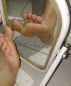 curiouslyfeet:  Mirror pic!