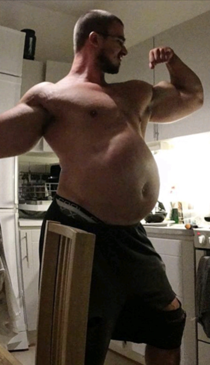 vore-mecca:fillthattank:ilovethemanwiththebelly:Dai un'occhiataThere’s no amount of food a gym bro won’t eat if it means putting on muscle. They’ll stretch their stomachs to bursting point in the name of the gains.Liam knew this before moving in