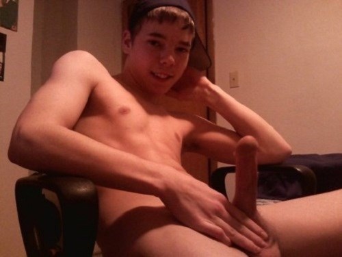 just-a-twink-again:  gayteenpic:  Gay Teen Pic More click here: http://sh.st/ihaB