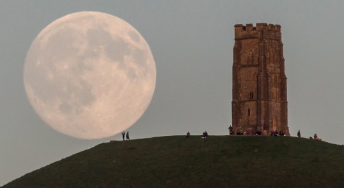 newshour:Once in a blue moon: See photos of Friday’s lunar rarity around the world 