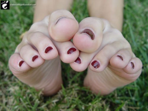 snoopythatsme: where-the-toes-are: Where the TOES are. Yes