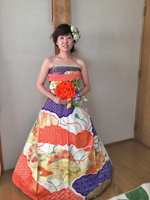 mymodernmet:Brides in Japan are Turning Their Long-Sleeve Kimonos Into Stunning Wedding Dresses