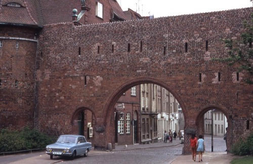 Straßenbild mit Überreste von Stadtmauer, Lübeck, Schleswig-Holstein, Deutschland, 1972.In 1972 it w